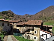 12 Dal centro del piccolo borgo antico vista verso il Monte Molinasco (a dx) 